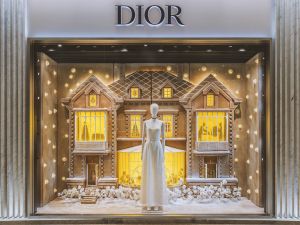 ديكور ساحر لبوتيك "ديور" وشجرة مُبهرة في دبي مول