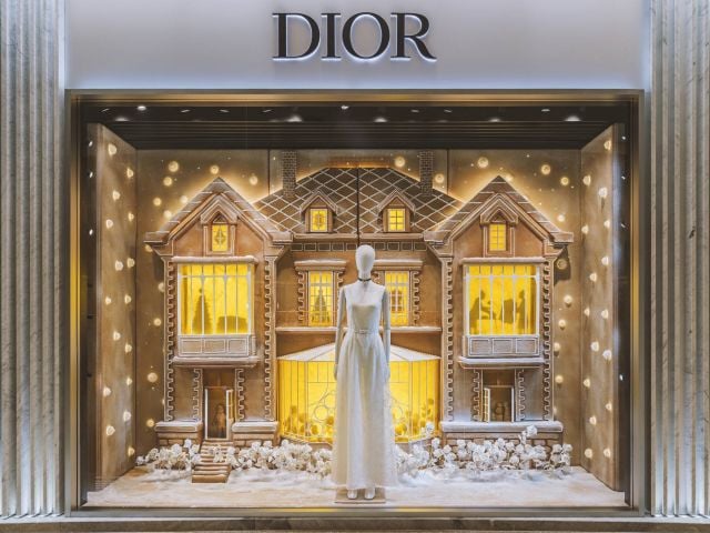 ديكور ساحر لبوتيك ديور وشجرة سحرية في دبي مول