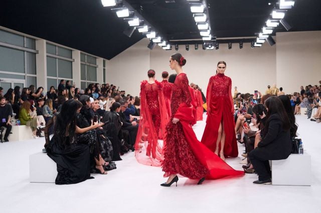 الفستان الأحمر: أيقونة الأعياد وأناقة خالدة