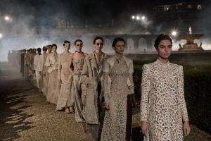 أزياء رائعة مفعمة بالأناقة والسحر مع Dior Cruise 2026 