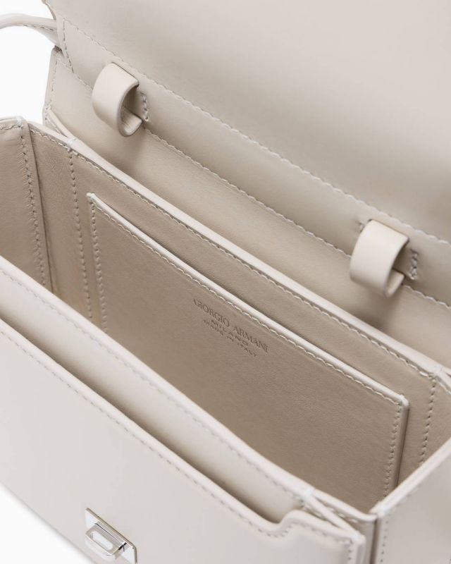 حقيبة من جورجيو أرماني