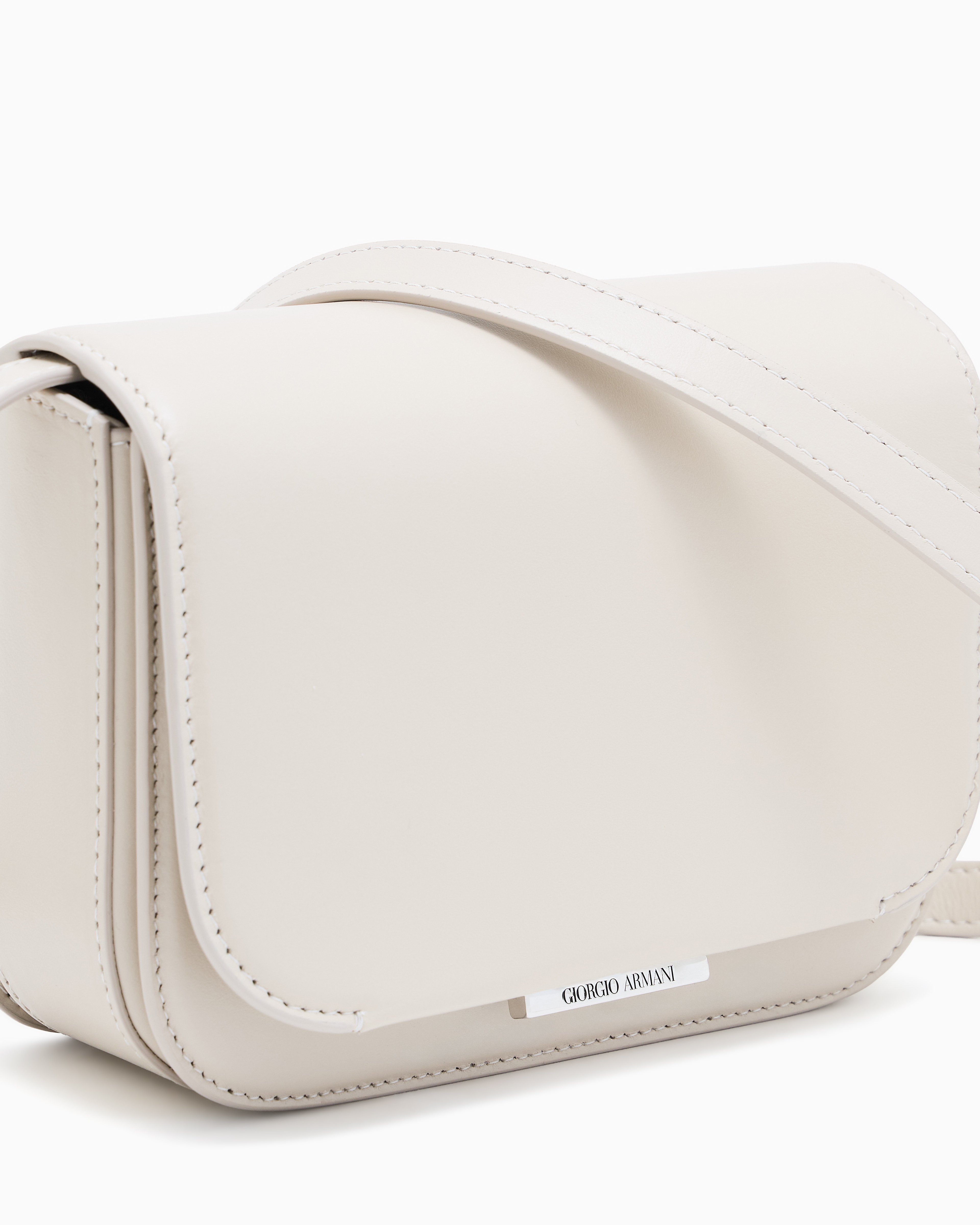 حقيبة من جورجيو أرماني