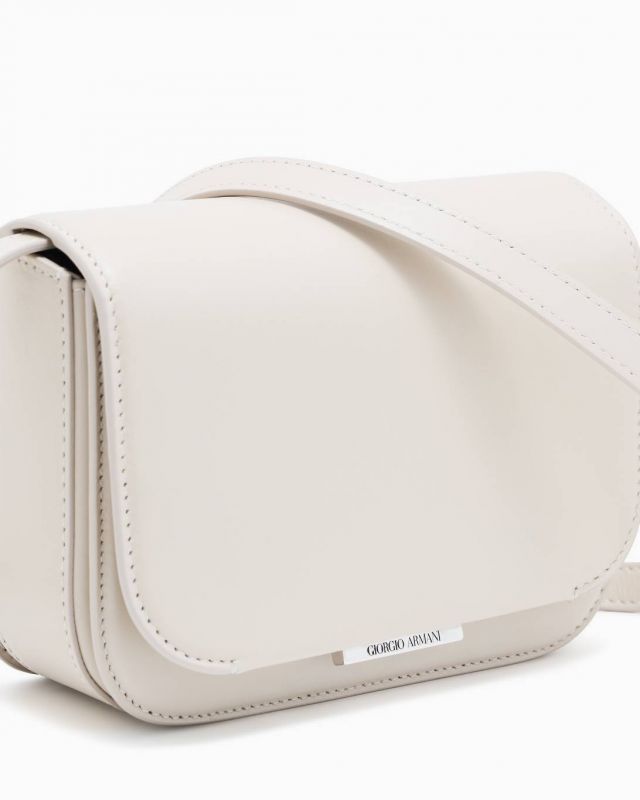 حقيبة من جورجيو أرماني