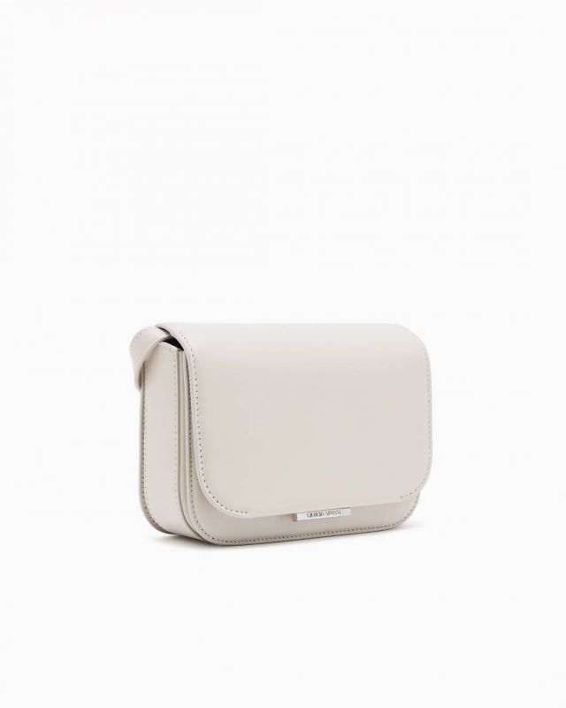 حقيبة من جورجيو أرماني