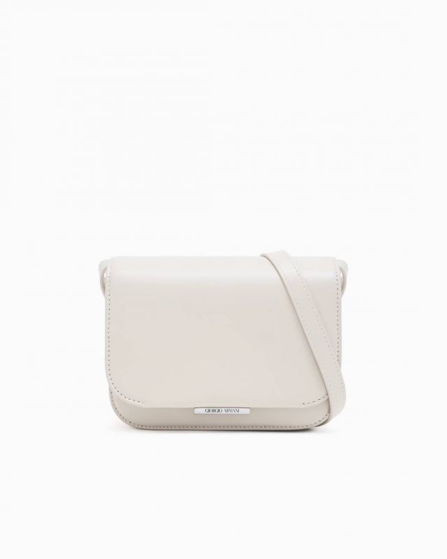 حقيبة من جورجيو أرماني