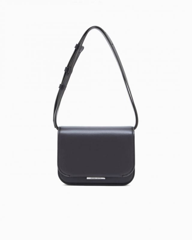 حقيبة من جورجيو أرماني