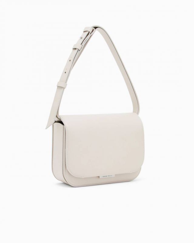 حقيبة من جورجيو أرماني