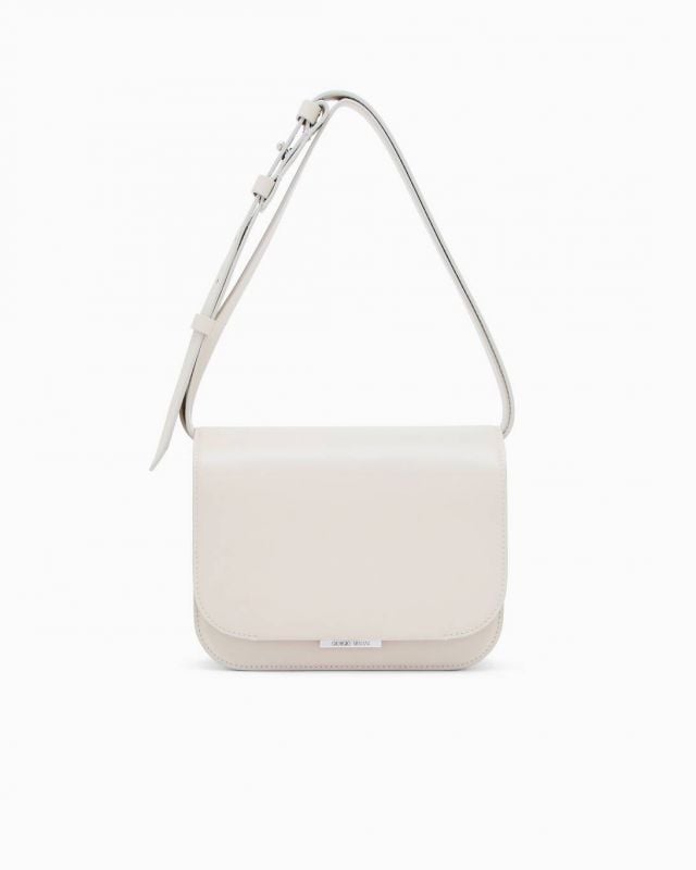 حقيبة من جورجيو أرماني