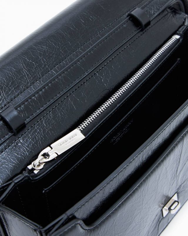 حقيبة من جورجيو أرماني