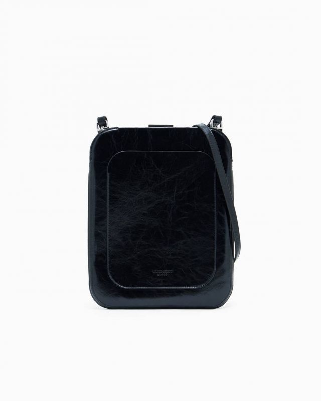 حقيبة من جورجيو أرماني