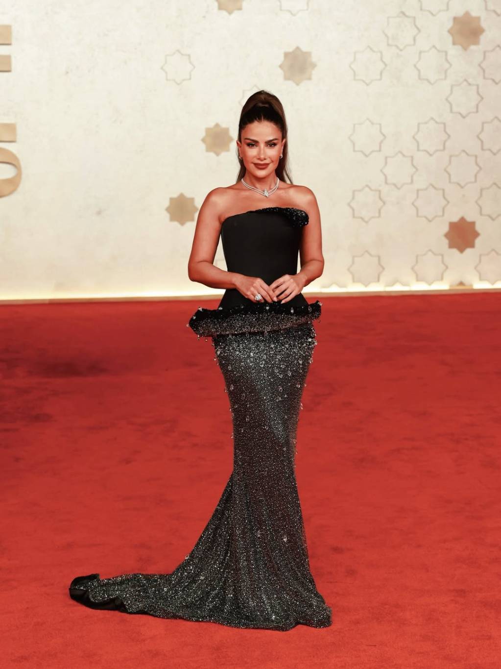 صبا مبارك بفستان أسود براق في مهرجان البحر الأحمر السينمائي 