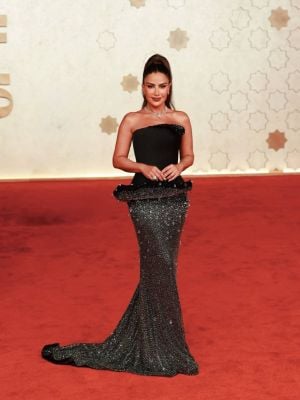 صبا مبارك بفستان أسود براق في مهرجان البحر الأحمر السينمائي 