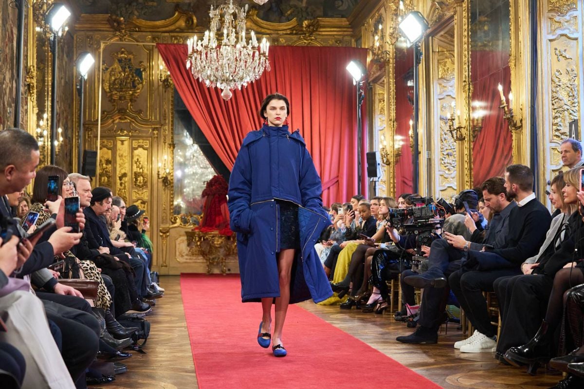 اللون الأزرق يسيطر على شتاء 2026: سر جاذبيته في عروض الأزياء العالمية