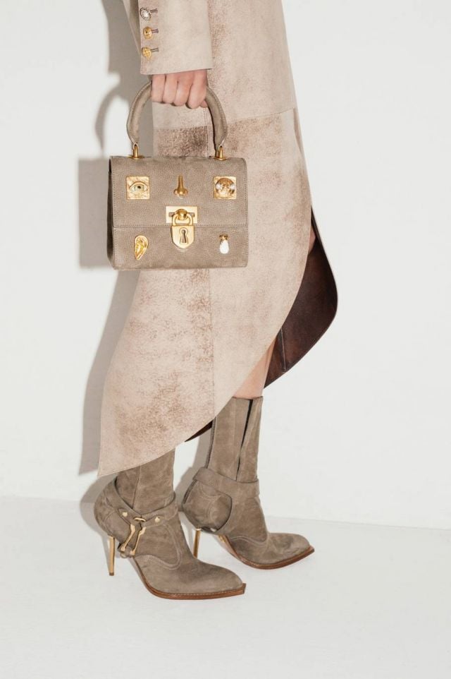 من مجموعة أزياء SCHIAPARELLI لخريف وشتاء 2025-2026