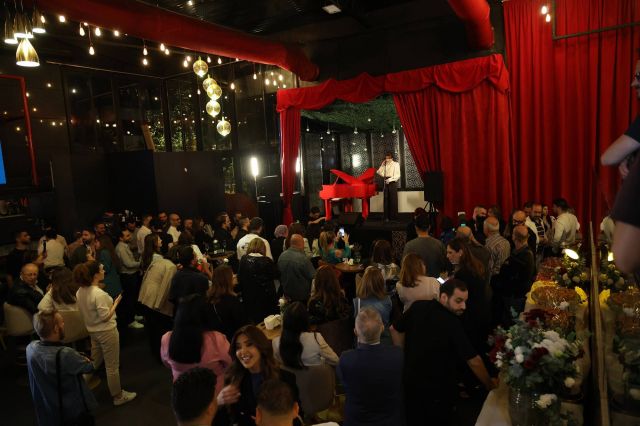 منال ملاط يرافقها عزف حي على البيانو