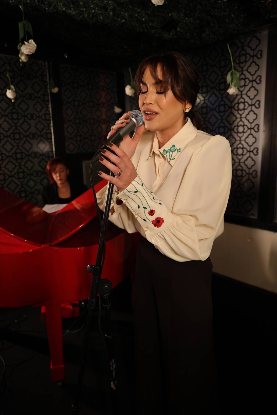 منال ملاط تطلق مشروعها الغنائي الجديد: 