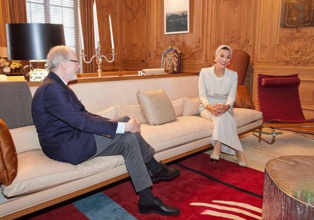 الشيخة موزا تعيد تعريف التوربان بأناقة عالمية