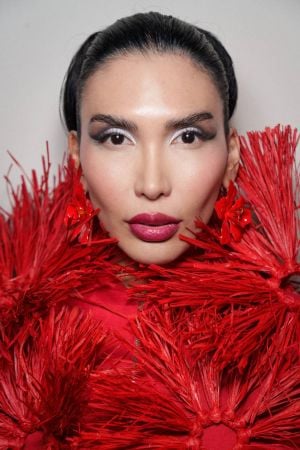 سحر هوليوود الكلاسيكي.. اتجاهات الجمال المبهرة في موسم الأعياد