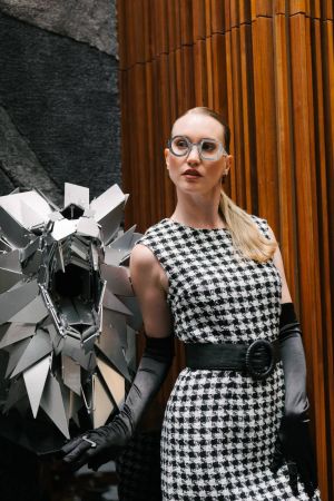 حِرفة هادئة وأسلوب جريء: المصممون الهنغاريون يعيدون تعريف موضة الشتاء