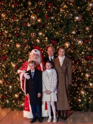 الأميرة شارلين تلفت الانتباه بمعطف شتوي بتنسيق كلاسيكي