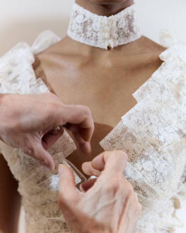 توب مزيّن بطيّات دانتيل Zigzag، مع تنورة شبكية مكشكشة وتطريزات دانتيل زهرية، استغرق تنفيذه 700 ساعة.
FITTINGS © FIONA TORRE