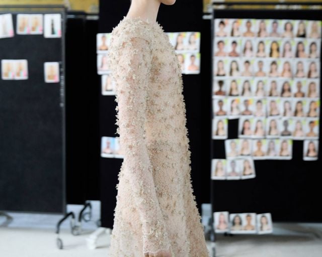 فستان ضيّق من دانتيل زهور مزيّن بالتطريز الوردي، استغرق تنفيذه 420 ساعة.
FITTINGS © FIONA TORRE