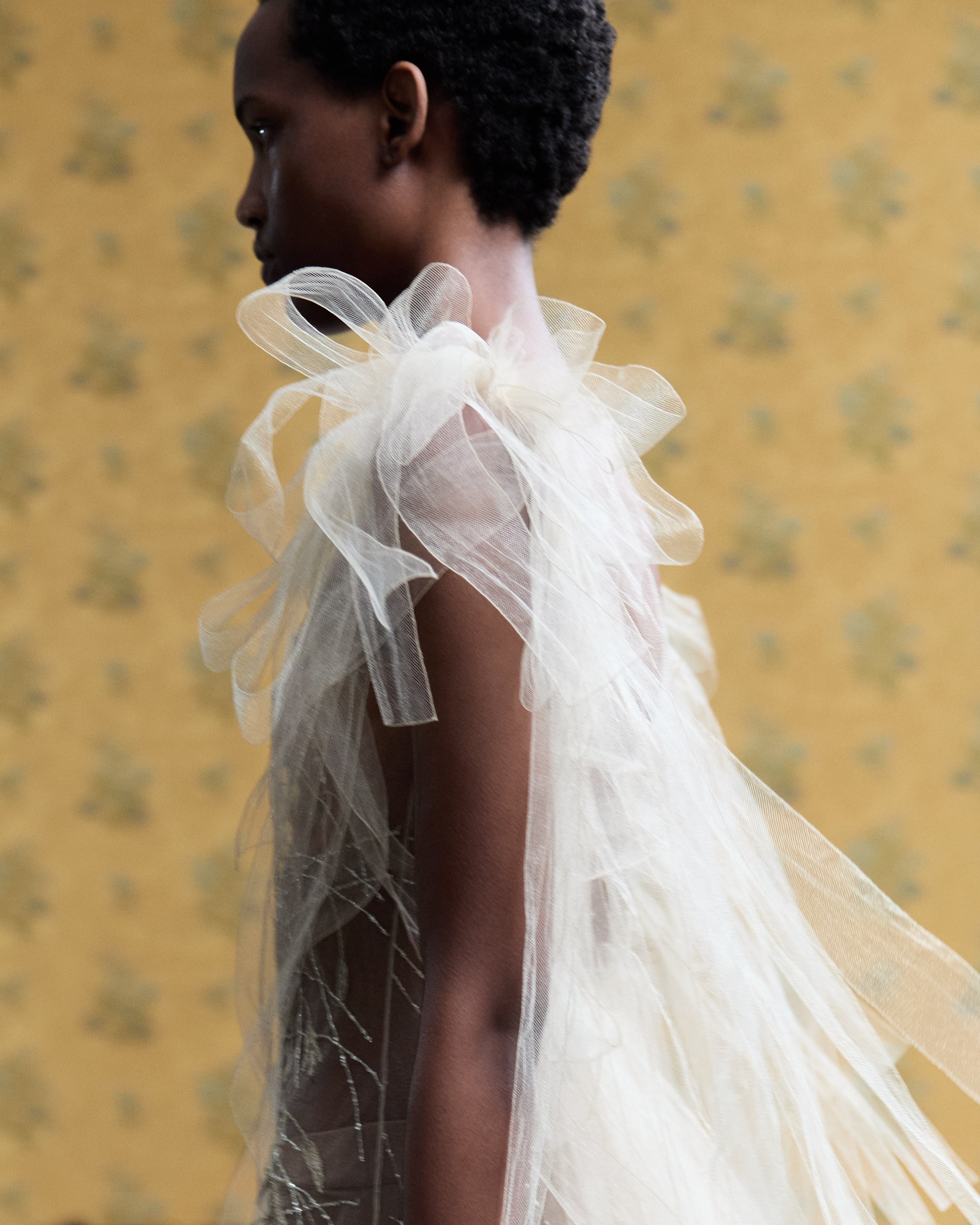  فستان تول عاكس للألوان مع ظهر منخفض وتطريز سنابل القمح بالفضّة، استغرق تنفيذه 490 ساعة. FITTINGS © FIONA TORRE