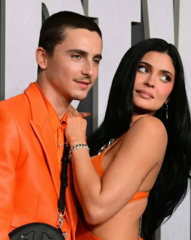 كايلي جينر وحبيبها بإطلالة مونوكرومية باللون البرتقالي