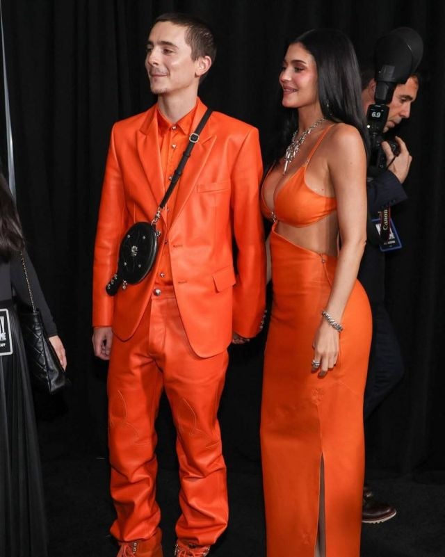 كايلي جينر وحبيبها بإطلالة مونوكرومية باللون البرتقالي