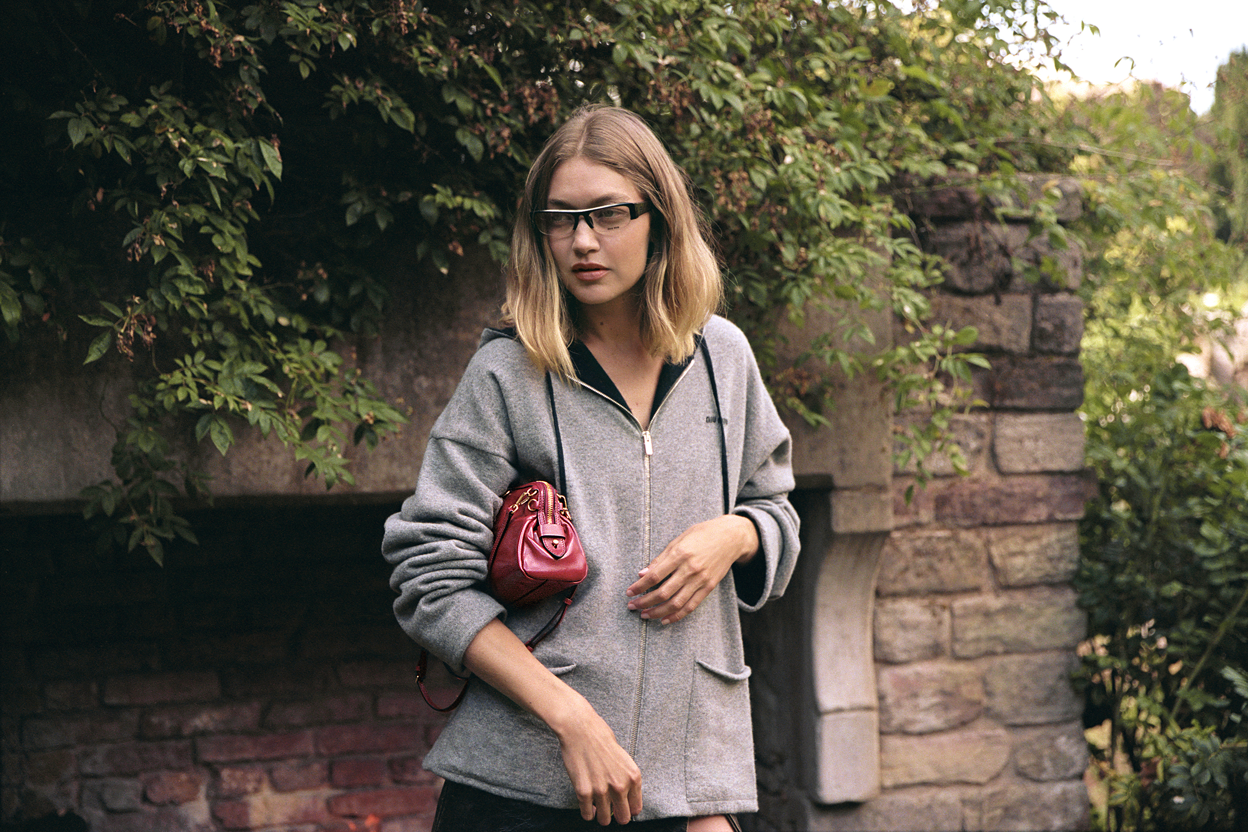 جيجي حديد من حملة Miu Miu للعطلات 2025