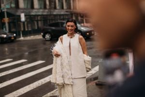 عودة الريش… لمسة أناقة تخطف الأنظار من جديد