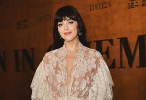 داكوتا جونسون تعتمد صيحة الدانتيل الشفاف في مهرجان البحر الأحمر