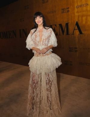 داكوتا جونسون تعتمد صيحة الدانتيل الشفاف في مهرجان البحر الأحمر