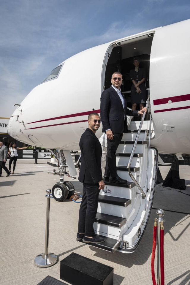 أمام طائرة غلوبال 8000 