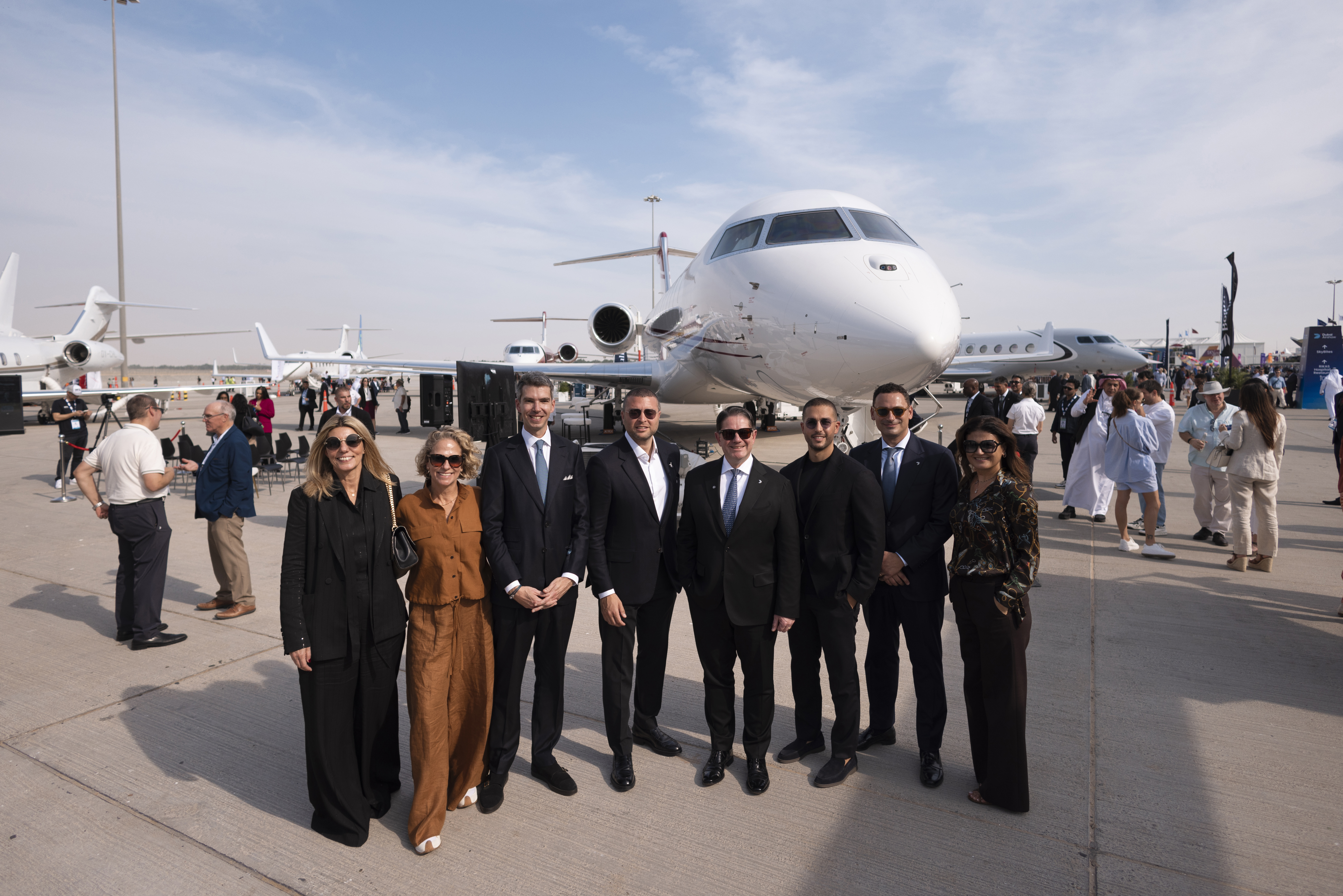 أمام طائرة غلوبال 8000 