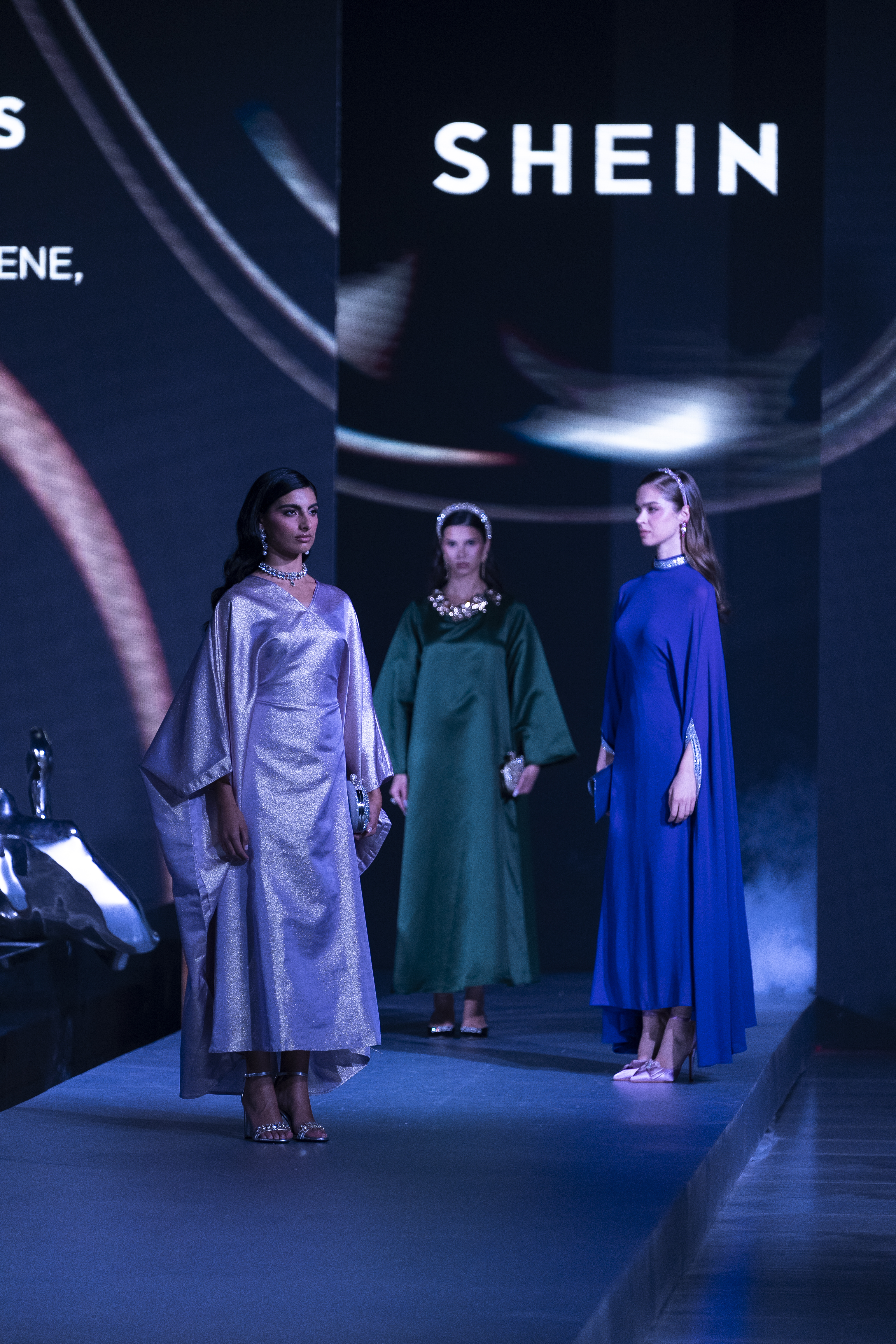 عرض Dimensions of Us عرض Dimensions of Us