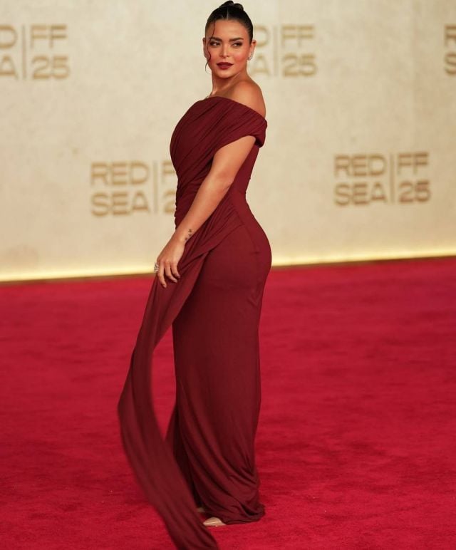 أسماء جلال تخطف الأنظار بالبرغندي