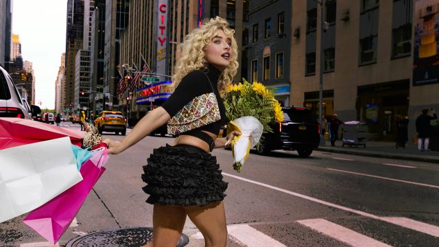 حقيبة VALENTINO GARAVANI DEVAIN... تعبير جديد عن الشعور بالخفّة والحرية