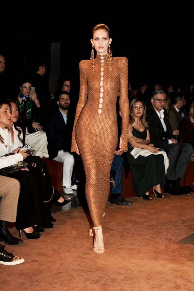 اللون البرونزي يهيمن على موضة خريف وشتاء 2025 – 2026