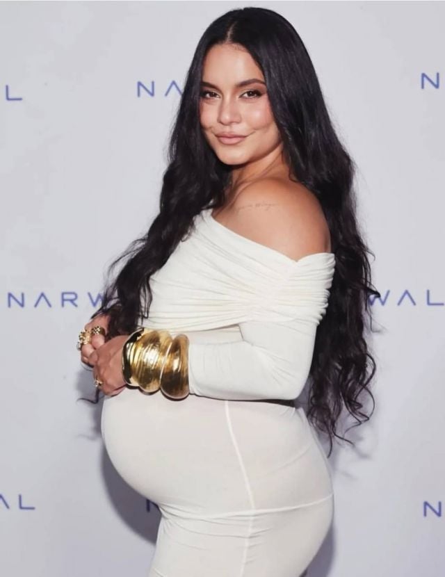 فانيسا هادجينز في منزلها بعد ولادة طفلها الثاني (صور)