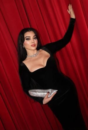 هيفاء وهبي تستعرض روتينها قبل الحفلات ومحتويات حقيبتها الصغيرة (فيديو)