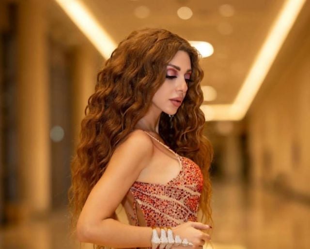 ميريام فارس تتألق بفستان أنيق بتفاصيل جريئة 