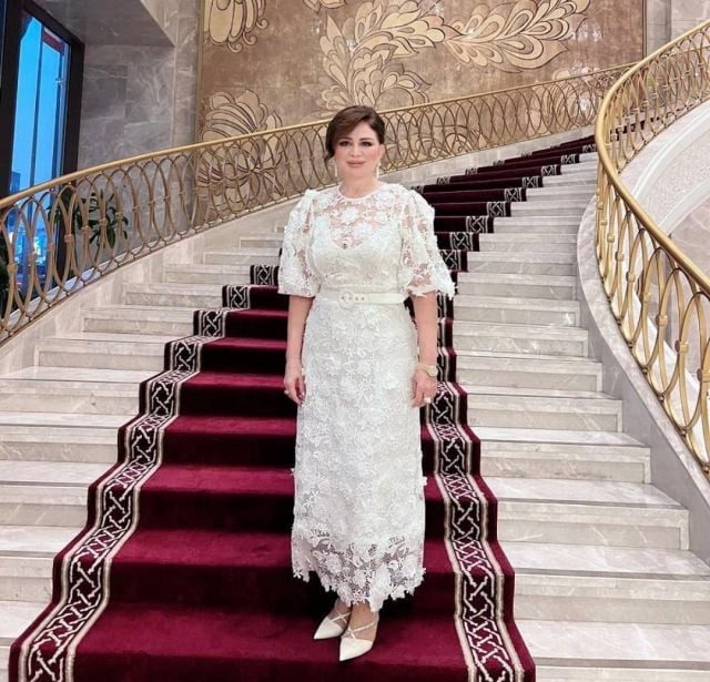 إلهام شاهين بفستان مزيّن بالورود