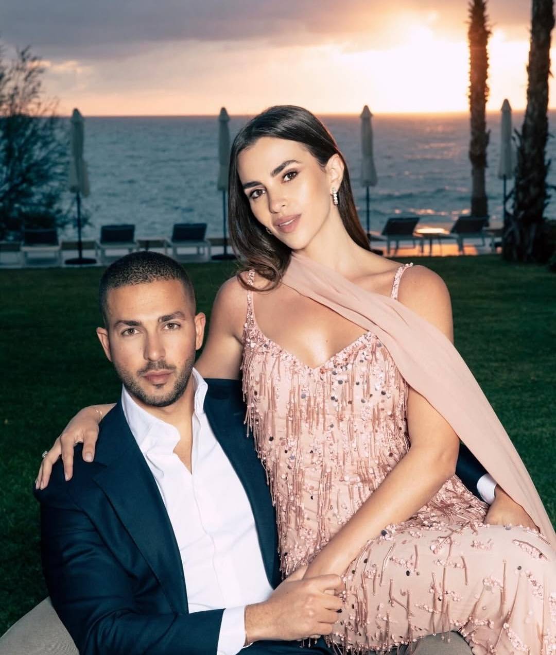 زين قطامي تلفت الأنظار بفستان قصير من الدانتيل المخرّم 