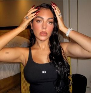 خصائص البشرة البرونزية والألوان المناسبة لها لإطلالة جذابة