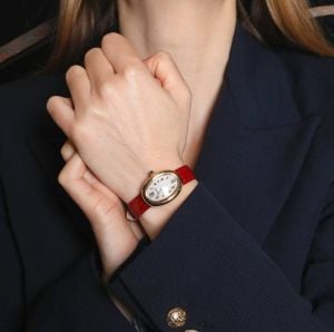 الساعات الحمراء في الأعياد... أناقة تحتفل بالوقت