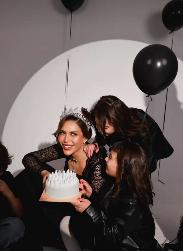 الدكتورة خلود تحتفل بميلادها مع اطفالها