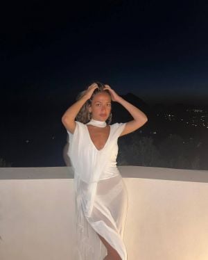 أسلوب كنزي عمرو دياب في الموضة... سرّ الأبيض بإطلالات جريئة وعصرية