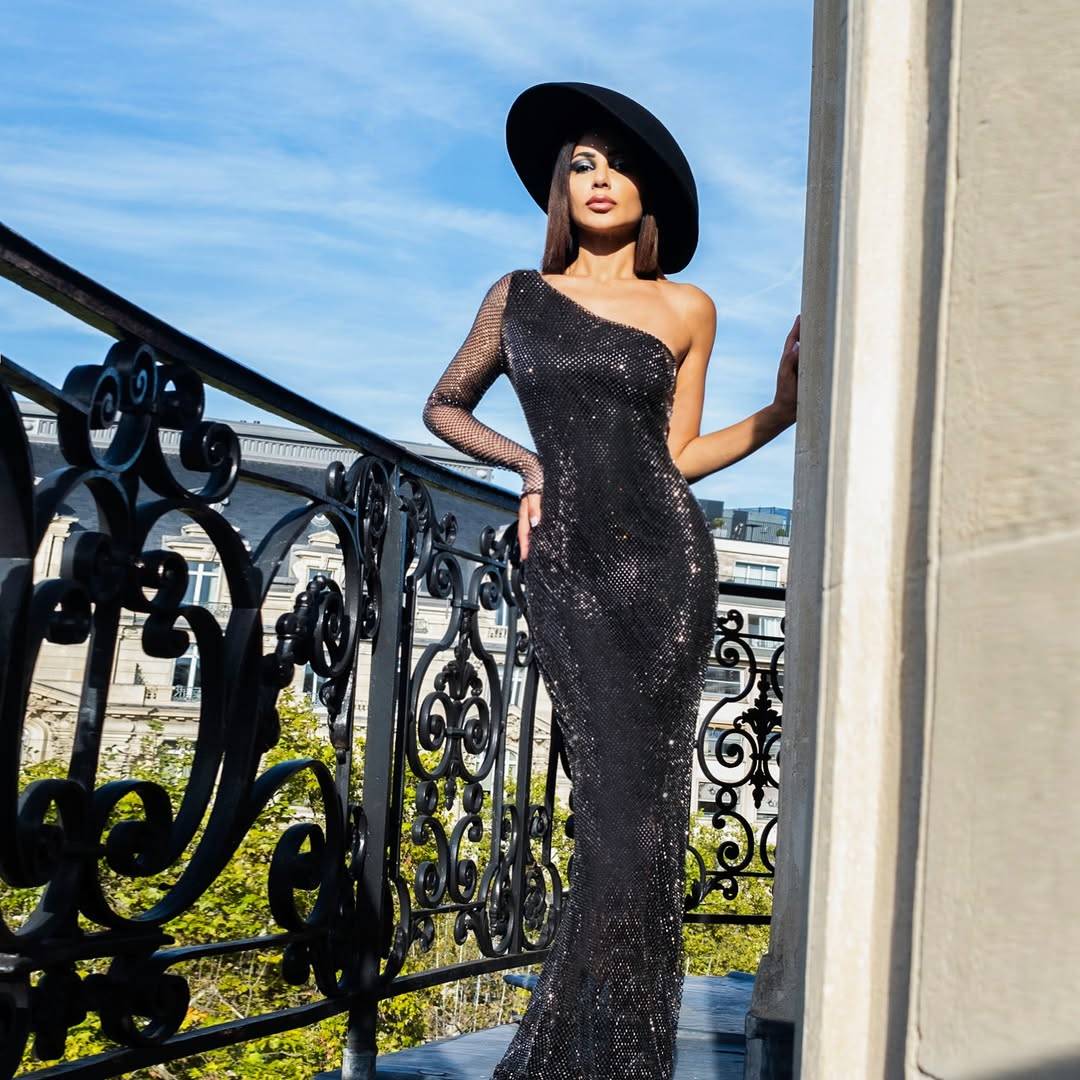 مهيرة عبد العزيز تتألق بالأسود البرّاق… أناقة لا تخطئ