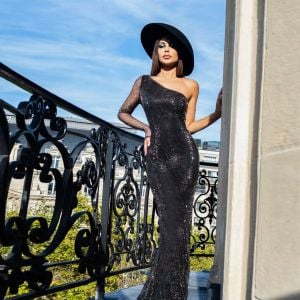 مهيرة عبد العزيز تتألق بالأسود البرّاق… أناقة لا تخطئ